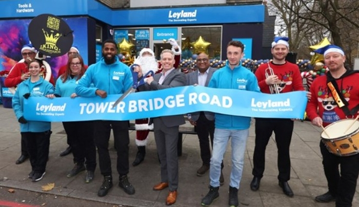 Signpost of Leyland SDM Brings Colour and Christmas Cheer to the Community with New Tower Bridge Road Store